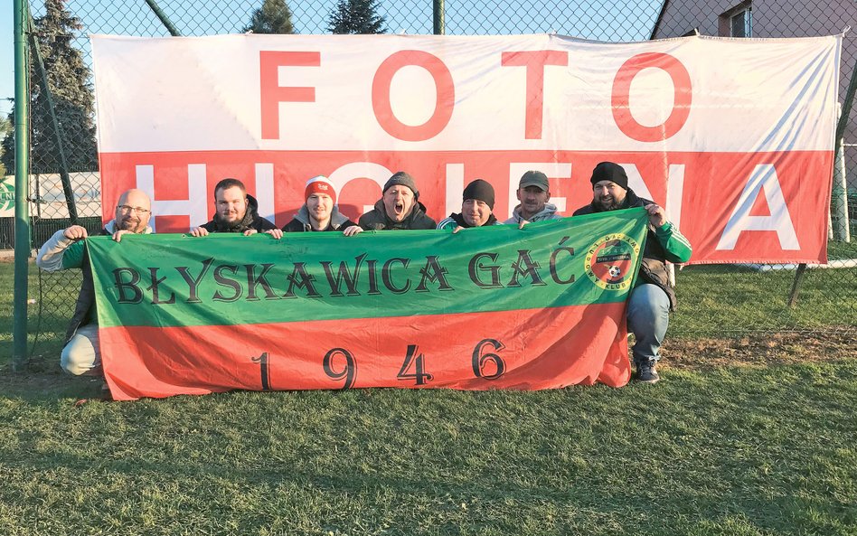 Fani Foto-Higieny Błyskawica Gać. W środku, czwarty od lewej Tomasz Luda, prezes klubu