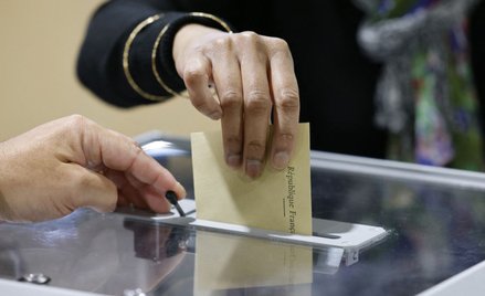 Wybory we Francji. Remis koalicji Macrona i Mélenchona przed drugą turą