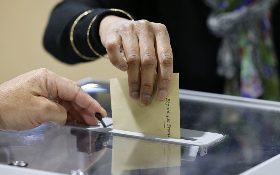 Wybory we Francji. Remis koalicji Macrona i Mélenchona przed drugą turą