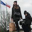 Ukrainka przekracza granicę z Polską wraz z dzieckiem