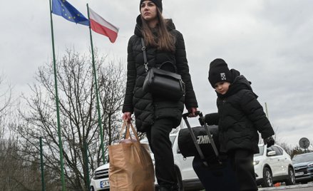 Ukrainka przekracza granicę z Polską wraz z dzieckiem