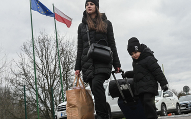 Ukrainka przekracza granicę z Polską wraz z dzieckiem