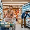 Zmieniają się zwyczaje Polaków dotyczące robienia zakupów spożywczych.