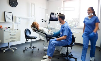 Fikcyjne zabiegi u 270 pacjentów. Dentysta z Braniewa wyłudził z NFZ 92 tys. zł