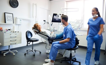 Fikcyjne zabiegi u 270 pacjentów. Dentysta z Braniewa wyłudził z NFZ 92 tys. zł