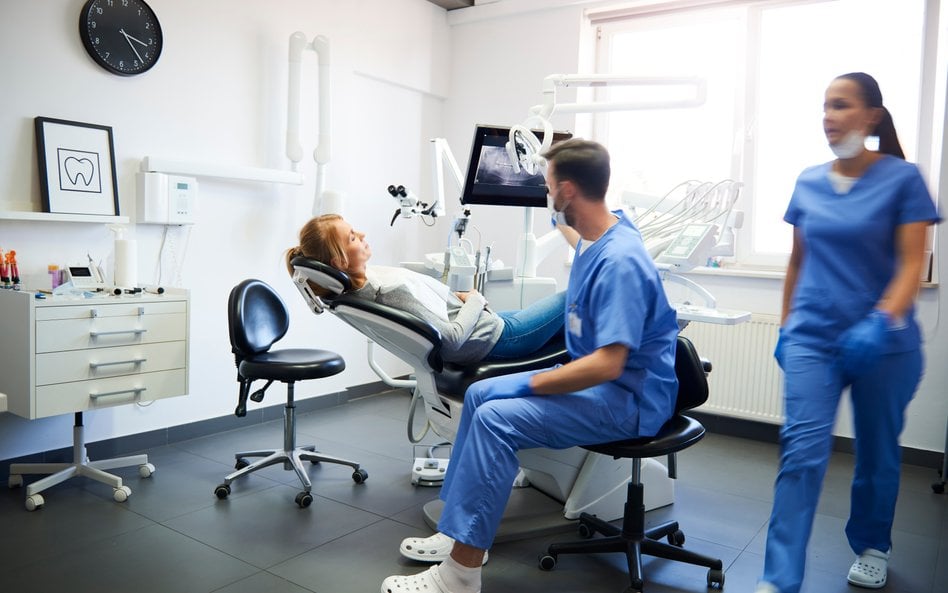 Fikcyjne zabiegi u 270 pacjentów. Dentysta z Braniewa wyłudził z NFZ 92 tys. zł