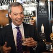 Farage lubi organizować briefingi dla prasy w pubach i fotografować się ze szklanką piwa lub wkisky