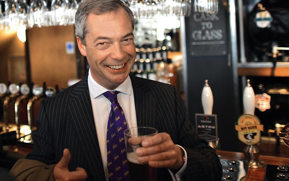 Farage lubi organizować briefingi dla prasy w pubach i fotografować się ze szklanką piwa lub wkisky