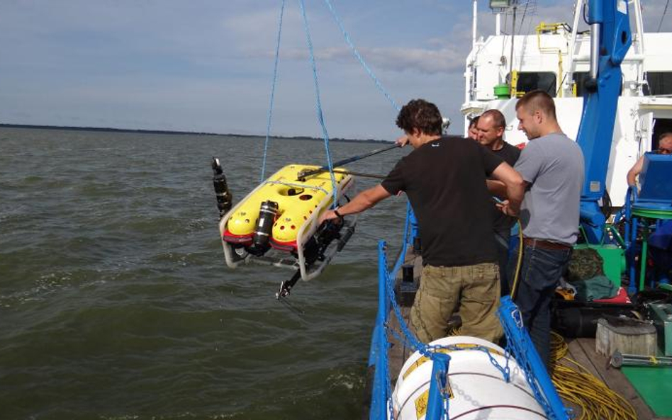 Za pomocą specjalistycznych urządzeń sprawdzony ma być akwen przy wejściu do portu