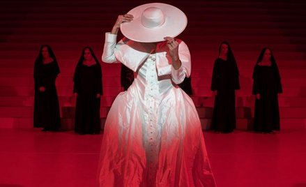 Maciej Stuhr jako Pius XIII w spektaklu Nowego Teatru w Warszawie