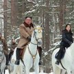 Korea Płn.: Kim wjechał konno na świętą górę. Z żoną