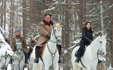 Korea Płn.: Kim wjechał konno na świętą górę. Z żoną