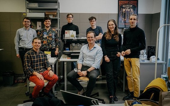 W Laboratorium Kawy. (Od lewej) stoją: Rafał Błaszkiewicz, Michał Czerepaniak, Franciszek Myck, Łuka