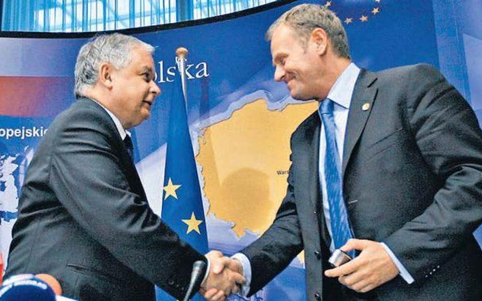 Prezydent Lech Kaczyński i premier Donald Tusk na szczycie UE w Brukseli we wrześniu 2008 r.