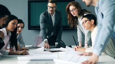 Menedżer pod potrójną presją: AI, praca hybrydowa i nowe regulacje