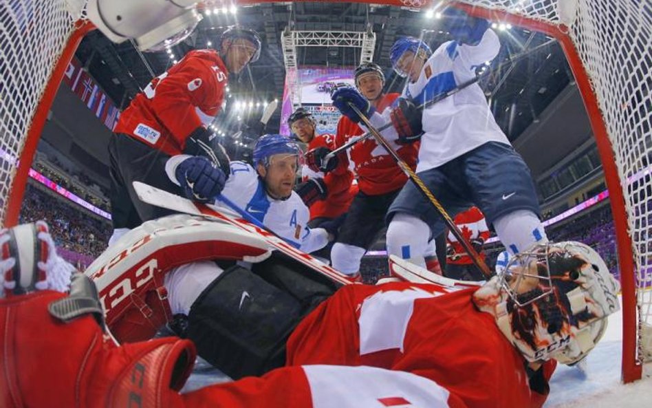 Hokej w pełnej krasie. Mecz Kanada – Finlandia wygrany przez Kanadyjczyków 2:1