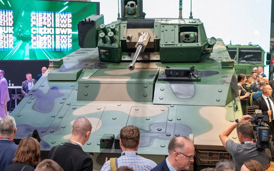 Armata Mk44S ma 3405 mm długości, z czego 2410 mm przypada na lufę. Jej maksymalna szybkostrzelność 