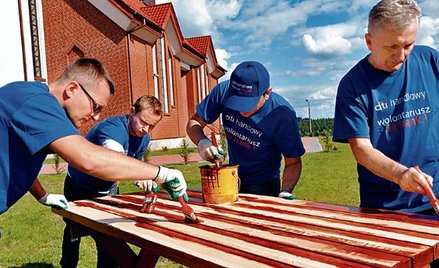 Menedżerowie z Citi Banku Handlowego podczas wrześniowego wyjazdu integracyjnego remontowali świetli