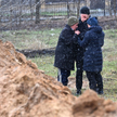 Ukraińcy przy zbiorowej mogile w Buczy