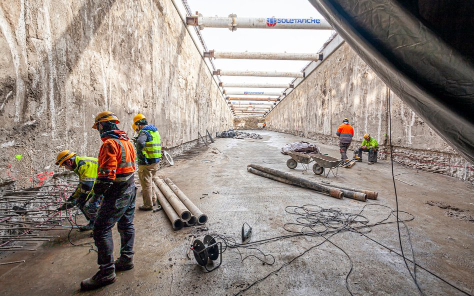 Prace przy zbrojeniach ścian tunelu
