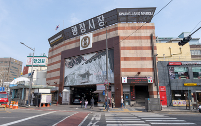 Wejście do targowiska Gwangjang w Seulu.
