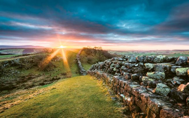 Mur Hadriana w północnej Anglii, najsłynniejszy z murów tego cesarza, został zbudowany z połączonych
