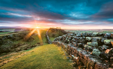 Mur Hadriana w północnej Anglii, najsłynniejszy z murów tego cesarza, został zbudowany z połączonych