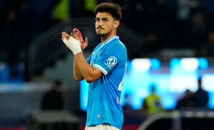 Eljif Elmas z SSC Napoli bije brawo kibicom po meczu Serie A pomiędzy SSC Napoli i SS Lazio na Stadi