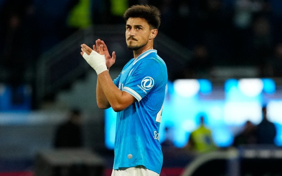 Eljif Elmas z SSC Napoli bije brawo kibicom po meczu Serie A pomiędzy SSC Napoli i SS Lazio na Stadi
