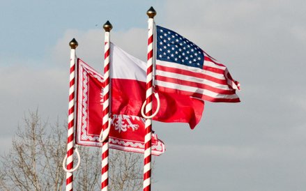 Flagi na masztach podczas inauguracji polsko-amerykańskich szkoleń wojskowych z udziałem amerykański