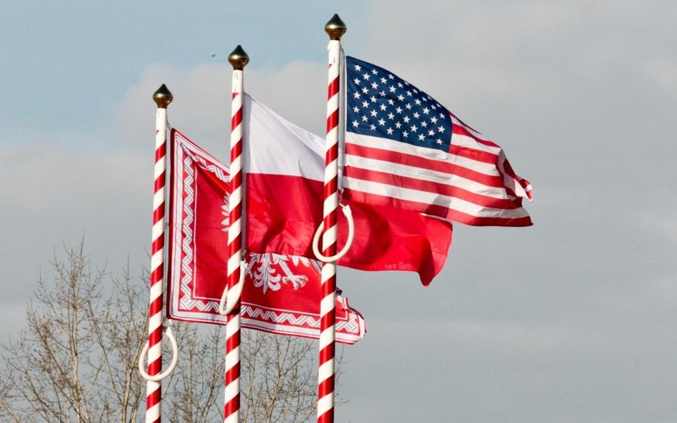 Flagi na masztach podczas inauguracji polsko-amerykańskich szkoleń wojskowych z udziałem amerykański