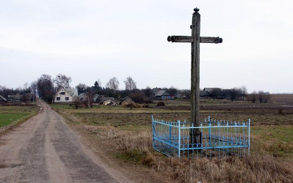 Krzyż w białoruskiej wsi Zabłocie.