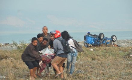 Trzęsienie ziemi i tsunami w Indonezji. Rośnie bilans ofiar