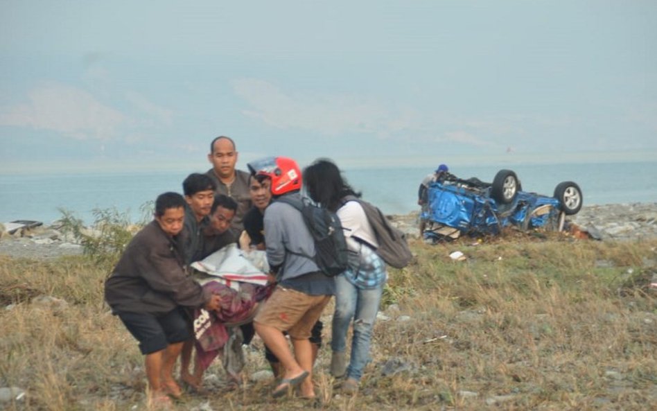 Trzęsienie ziemi i tsunami w Indonezji. Rośnie bilans ofiar