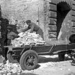 Rok 1946. Rozbiórkowa cegła ładowana jest na wóz konny – w owym czasie podstawowy środek transportu 