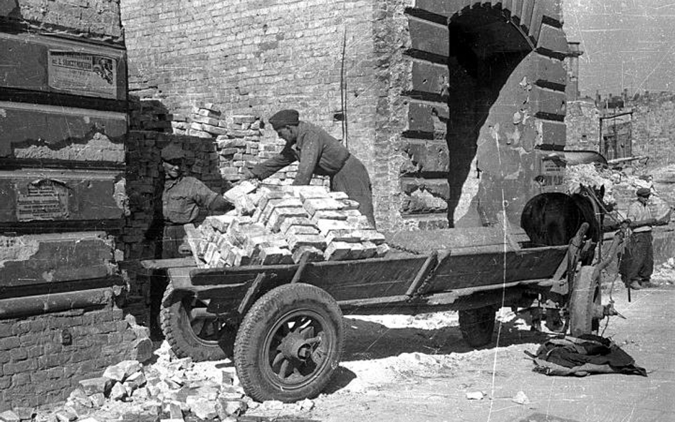 Rok 1946. Rozbiórkowa cegła ładowana jest na wóz konny – w owym czasie podstawowy środek transportu 