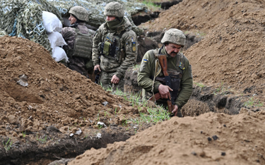 Ukraińscy żołnierze na pozycjach obronnych w rejonie Bachmutu