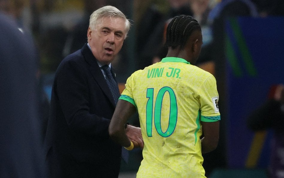 Trener Brazylii Carlo Ancelotti i Vinicius Junior