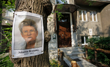 zdjęcie Jolanty Brzeskiej przed domem, w którym mieszkała