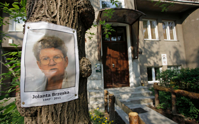 zdjęcie Jolanty Brzeskiej przed domem, w którym mieszkała