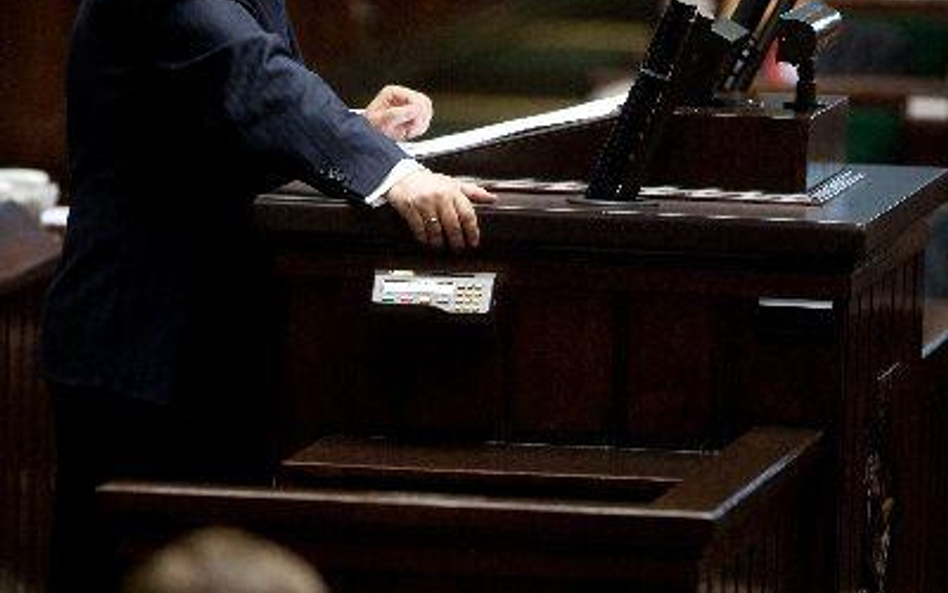 Lech Kaczyński pytał rząd o plany walki z kryzysem gospodarczym. Sugerował obniżenie stawki VAT o 3 