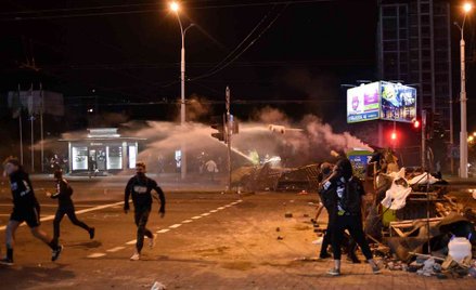 Białoruś: Znów starcia w Mińsku. MSW: Jedna osoba nie żyje