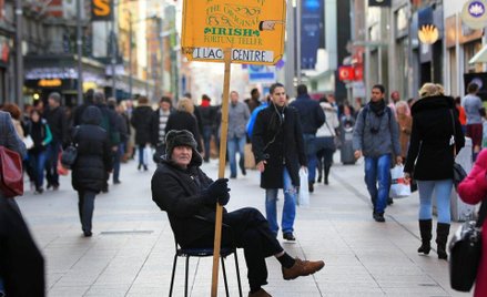 Irlandzki wróżbita reklamowany na zdjęciu może już przepowiadać nadejście lepszych czasów