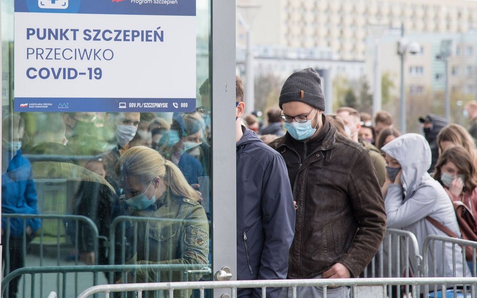 Z danych przedstawionych przez rząd wynika, że do 8 czerwca co najmniej jedną dawką zaszczepiło się 