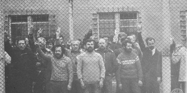 Strażnicy więzienni odpowiedzą za brutalne pobicie