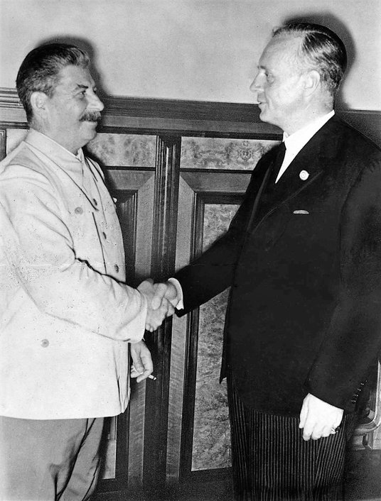 Józef Stalin i Joachim von Ribbentrop na Kremlu. 23 sierpnia 1939 r. ZSRR i III Rzesza podpisały umo