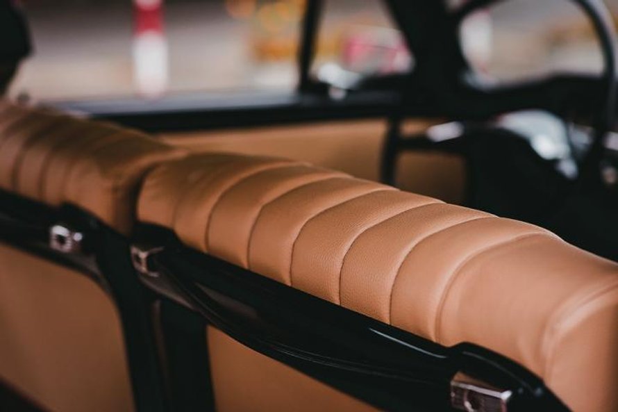 Dość surowe wnętrze ma swój urok. Wyposażenie odbiega bardzo od współczesnego, brak m.in. zagłówków 