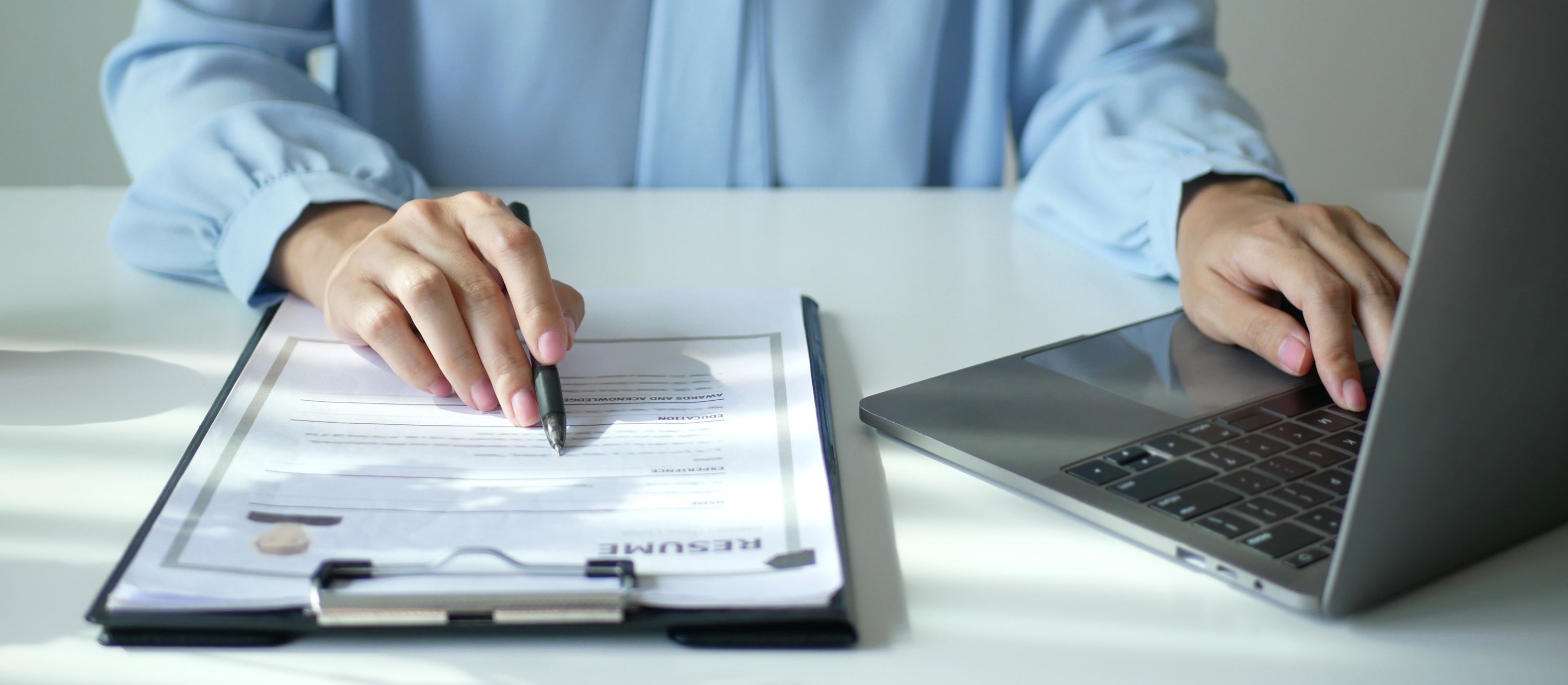 Zbadano, jak zawartość CV zależy od pochodzenia kandydata. Oto, czym wyróżniają się Polacy