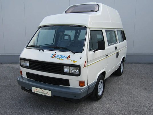 A tak prezentuje się California z wysokim sztywnym dachem.