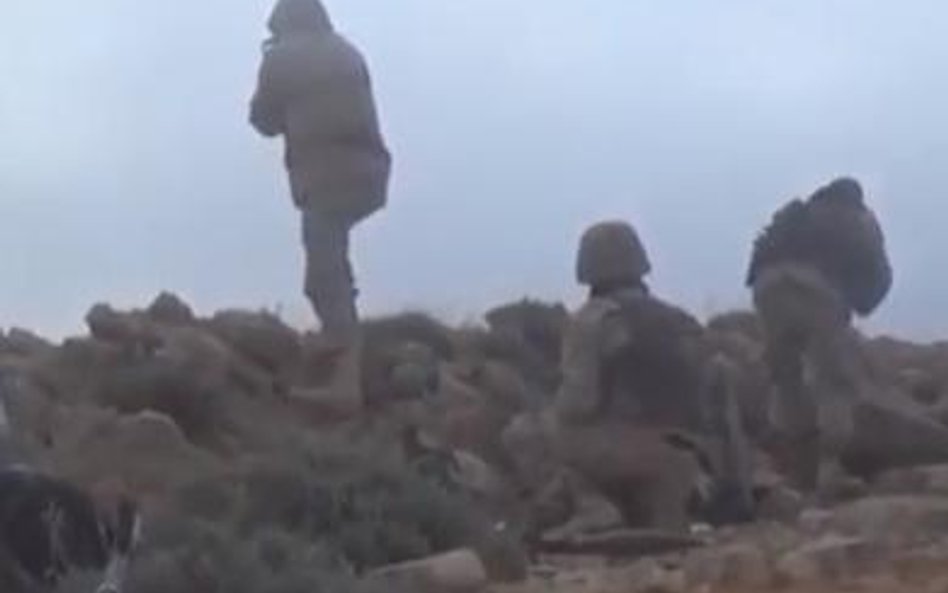Walki na wzgórzach Kalamun. Kadr z filmu telewizji Manar, należącej do libańskiego Hezbollahu